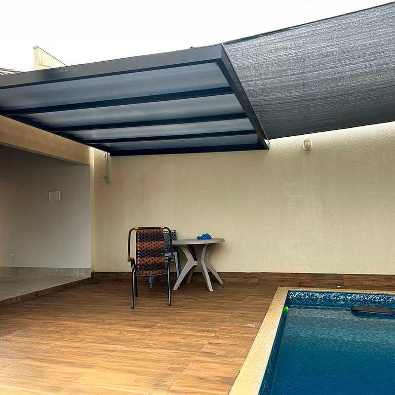 Toldo fixo com Policarbonato Alveolar Ultrarefletivo e Tela Sombreadora Sombrite