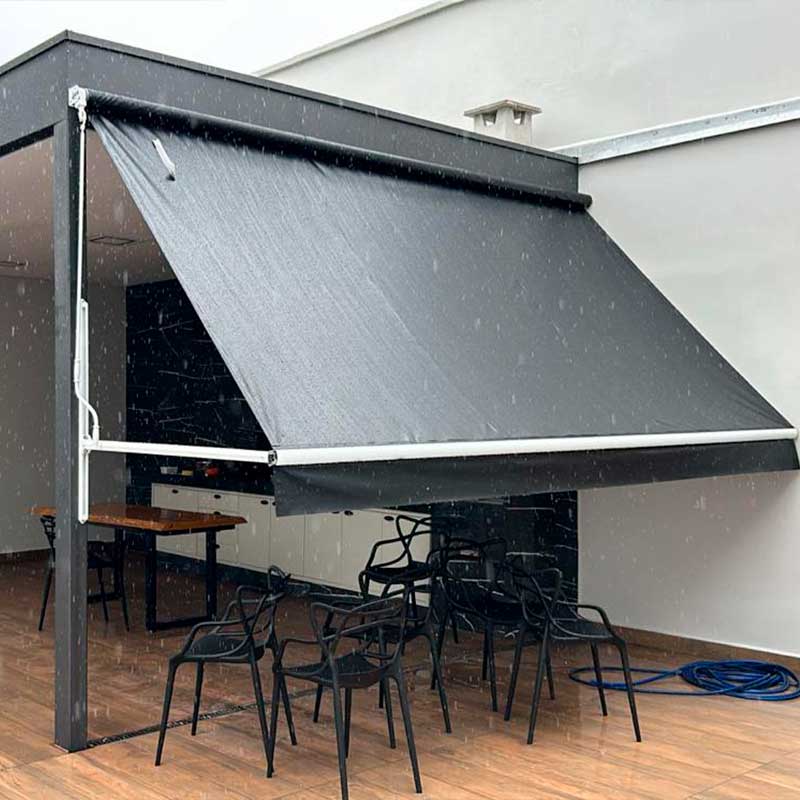 Toldo retrátil com braços nas laterais